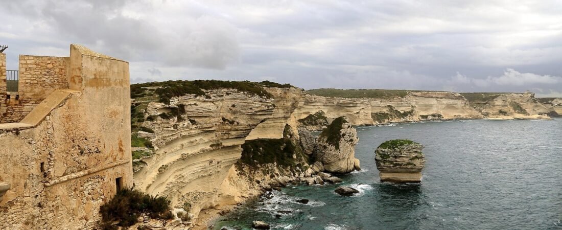 Bonifacio in solitaria: la città sulla scogliera tra Corsica e Sardegna