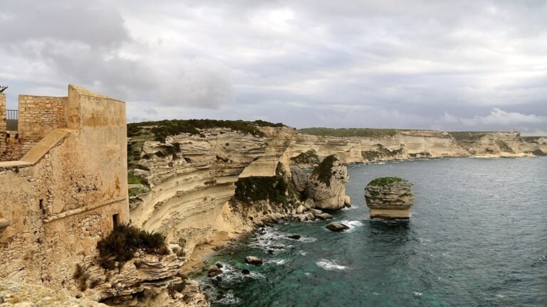 Bonifacio in solitaria: la città sulla scogliera tra Corsica e Sardegna