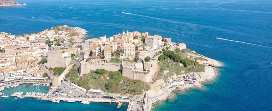 Calvi in solitaria: la cittadella genovese tra mare e montagna