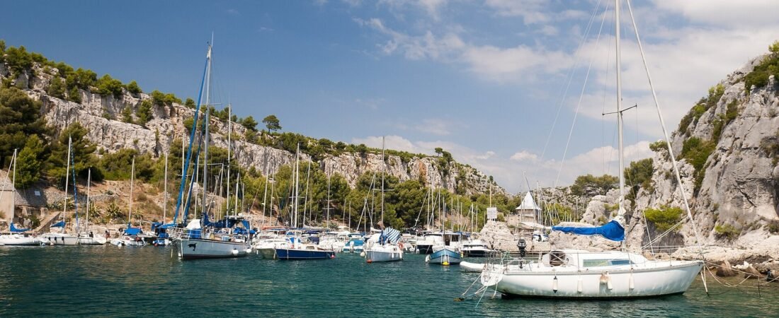 Cassis in solitaria: il borgo delle calanques tra scogliere e vino