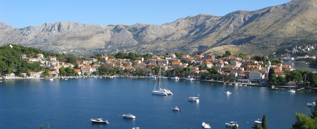 Cavtat in solitaria: mausoleo Račić, spiagge e lungomare sul mare dalmata