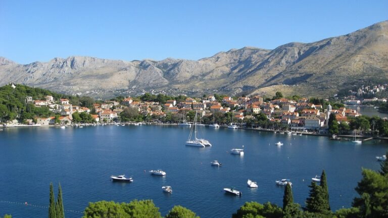 Cavtat in solitaria: mausoleo Račić, spiagge e lungomare sul mare dalmata