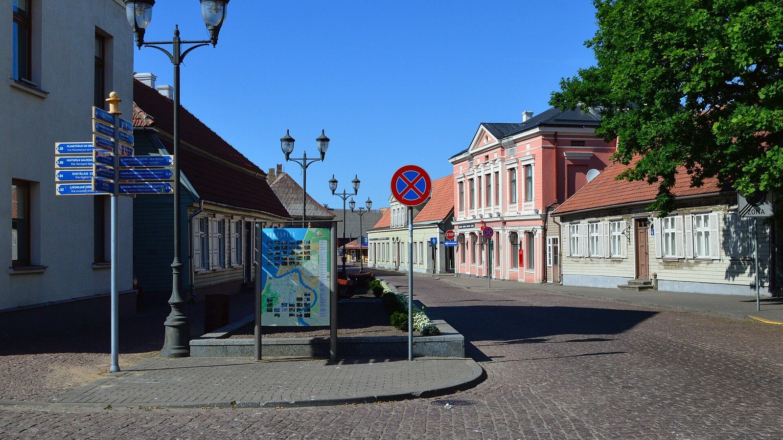 Ventspils vista sul fronte d’acqua e sul porto in Lettonia