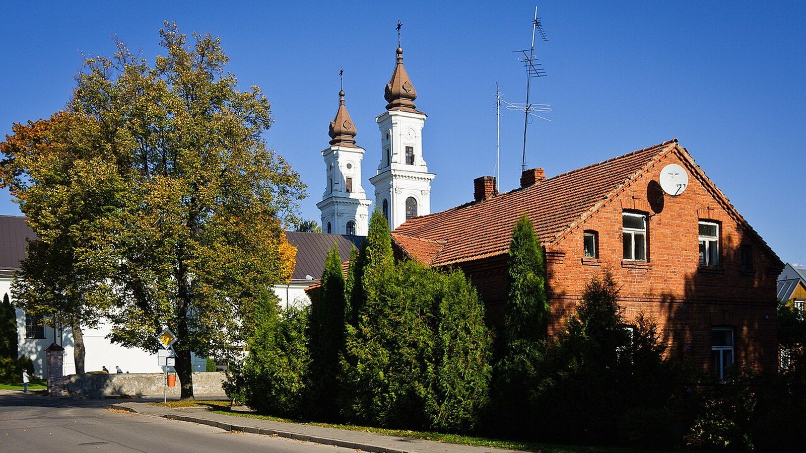Marijampolė vista urbana tra piazze, viali e verde