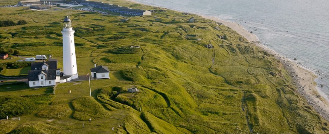 Hirtshals in solitaria: mare, fari e memoria del Nordjylland