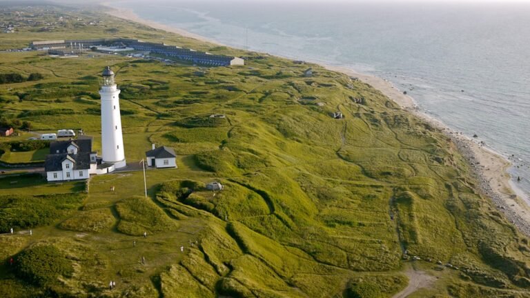 Hirtshals in solitaria: mare, fari e memoria del Nordjylland