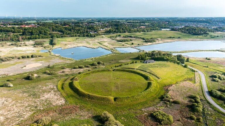 Hobro in solitaria: vichinghi, fiordo e arte