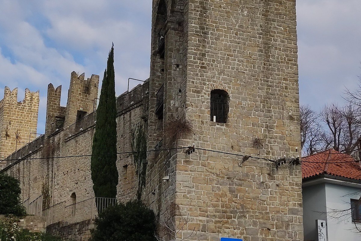 Le mura veneziane di Pirano con le torri merlate