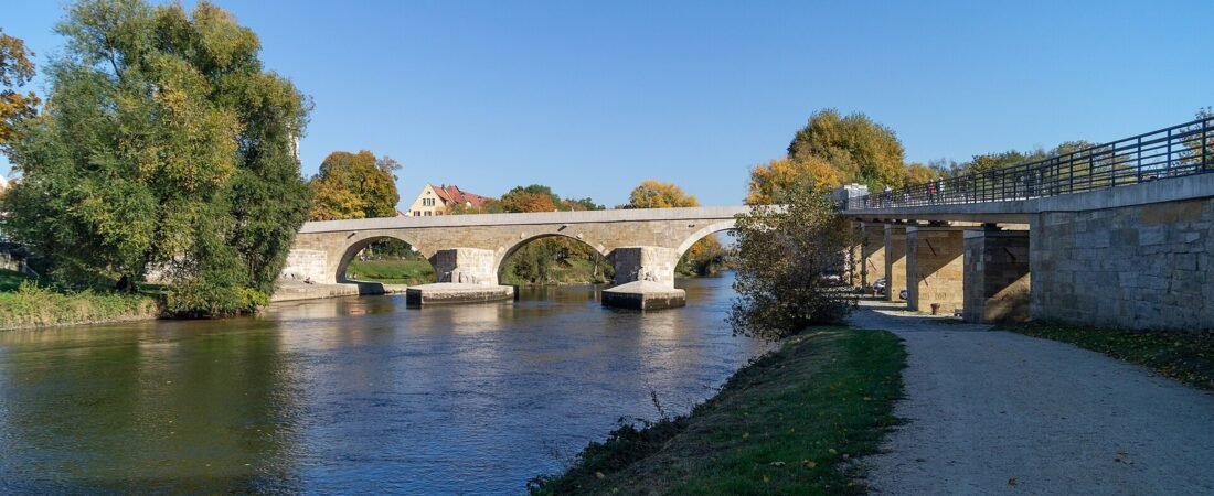 Ratisbona in solitaria: ponte di pietra e centro storico UNESCO