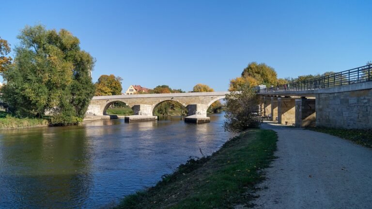 Ratisbona in solitaria: ponte di pietra e centro storico UNESCO