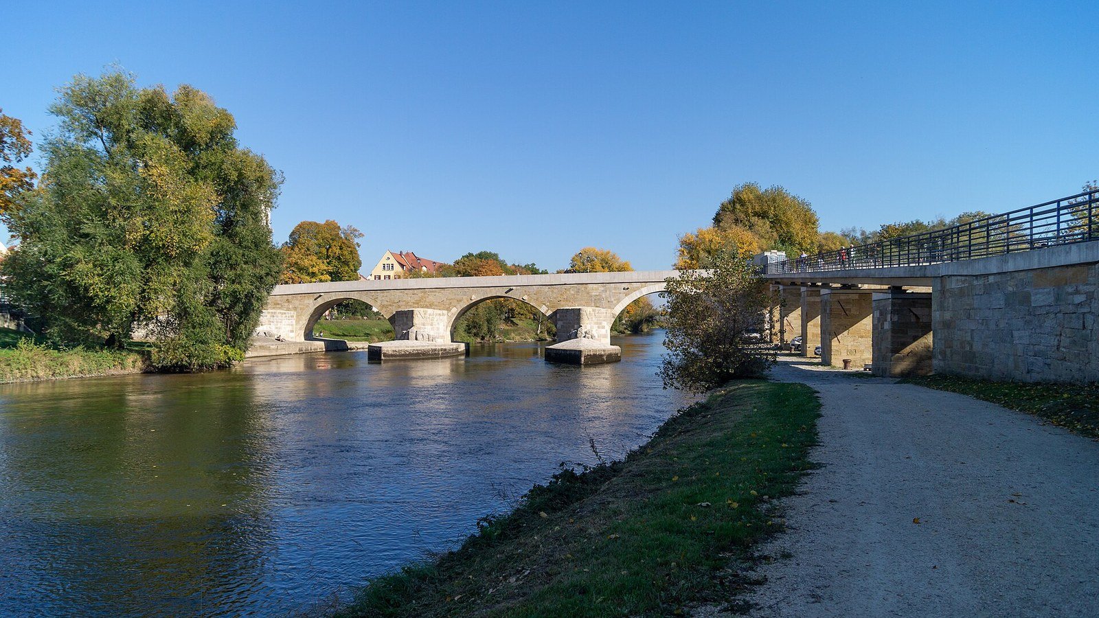 Ratisbona in solitaria: ponte di pietra e centro storico UNESCO