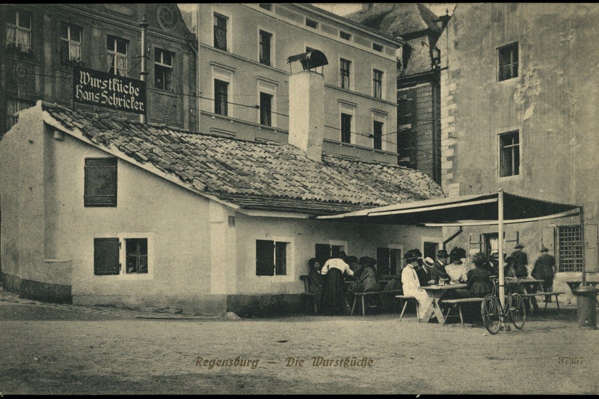 Il Wurstkuchl, la storica salsicceria sul Danubio a Ratisbona
