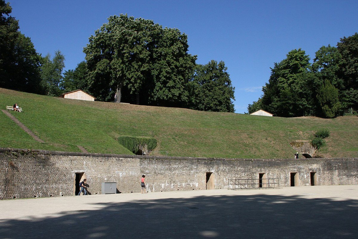 L'anfiteatro romano di Treviri con le gradinate