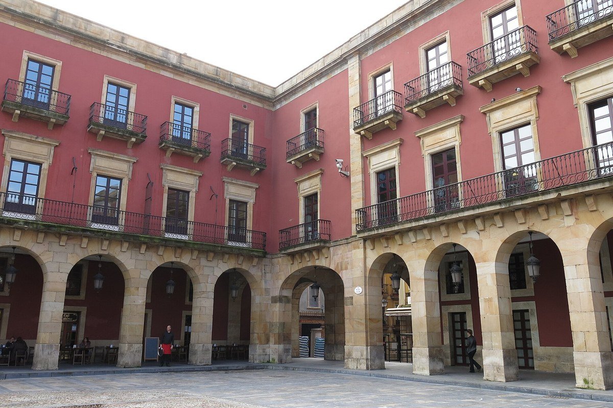 La Plaza Mayor di Gijón con il municipio