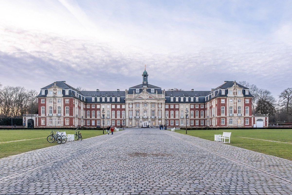 Il palazzo principesco di Münster con i giardini