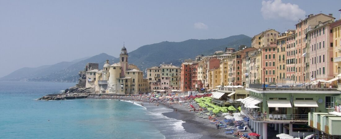 Camogli in solitaria: la città dai mille bianchi velieri