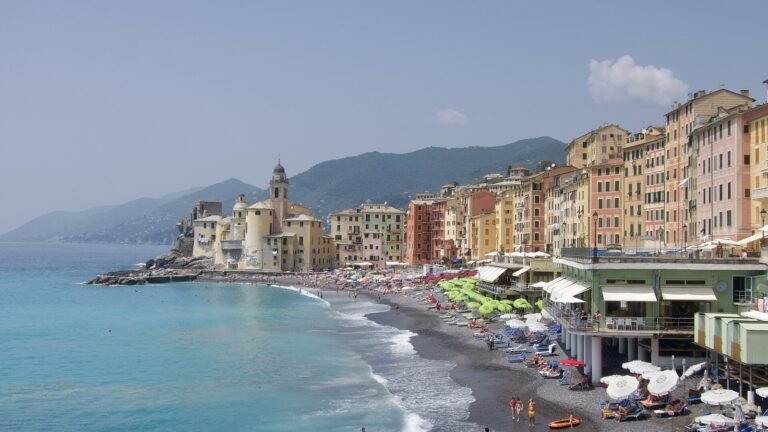 Camogli in solitaria: la città dai mille bianchi velieri