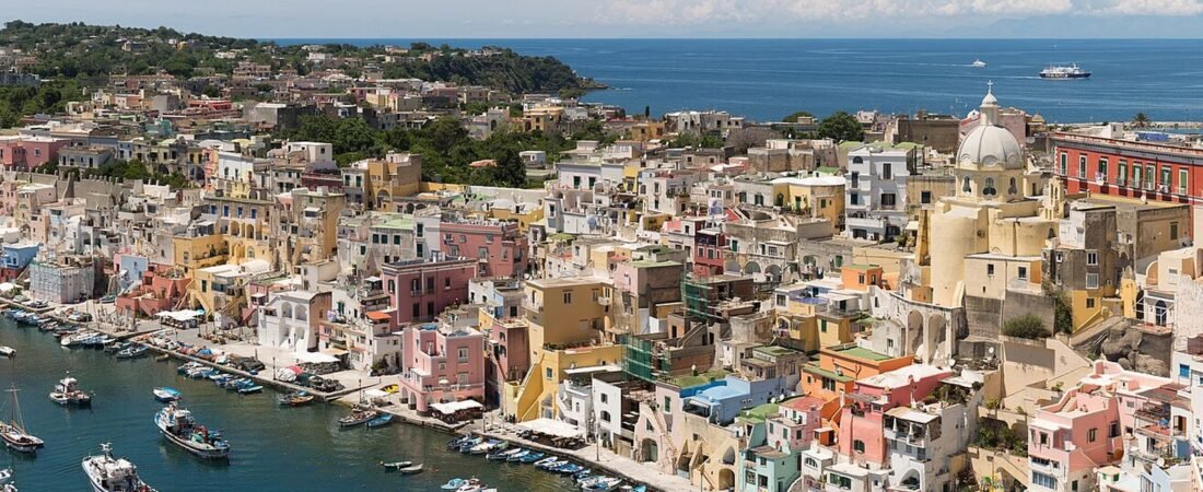 Procida in solitaria: l’isola dei colori
