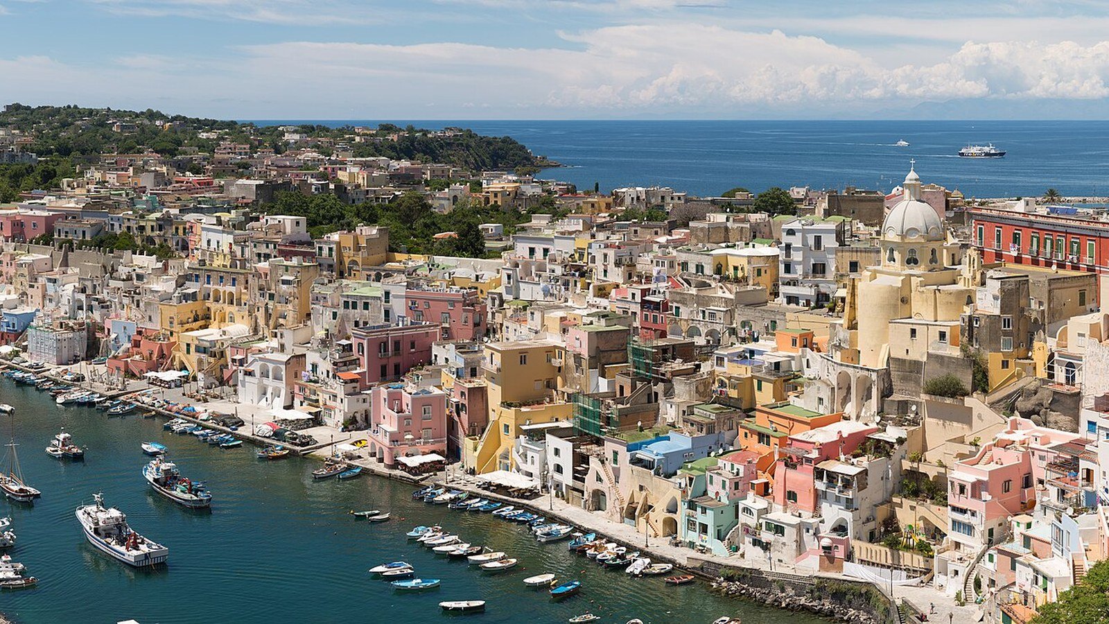 Marina di Corricella a Procida con le case colorate