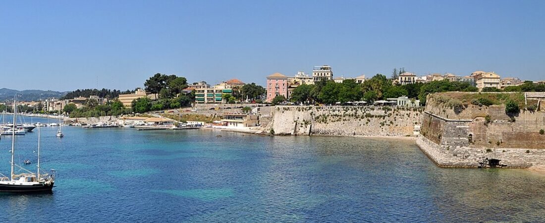 Corfù in solitaria: città vecchia, Liston e fortezze