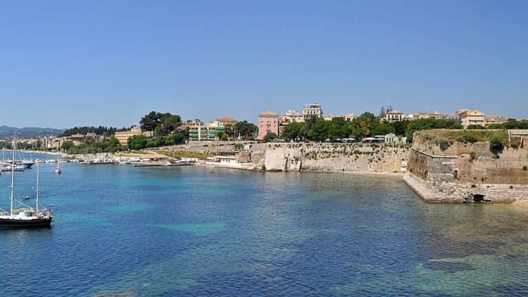Corfù in solitaria: città vecchia, Liston e fortezze