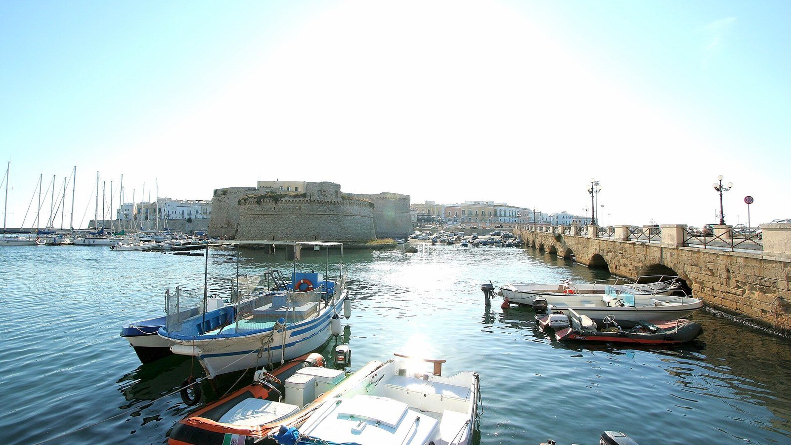 Il Castello Angioino di Gallipoli con il ponte e il centro storico sull'isola