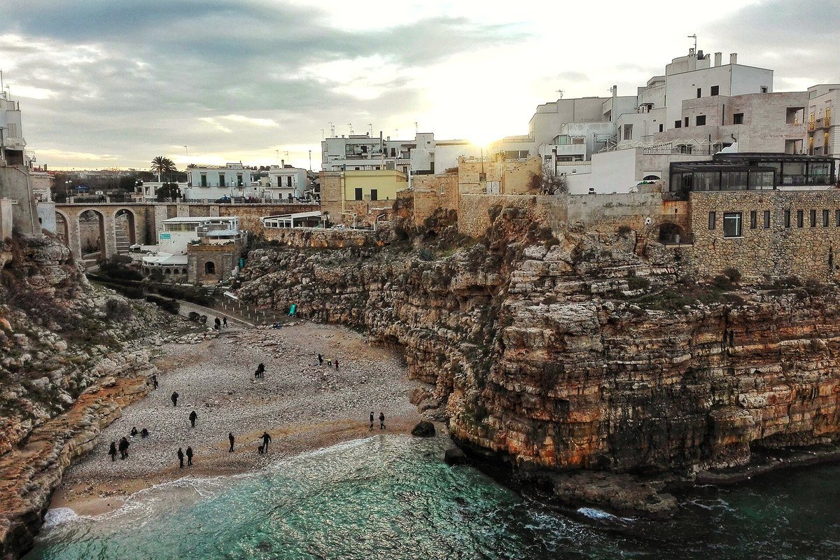 La scogliera di Polignano a Mare