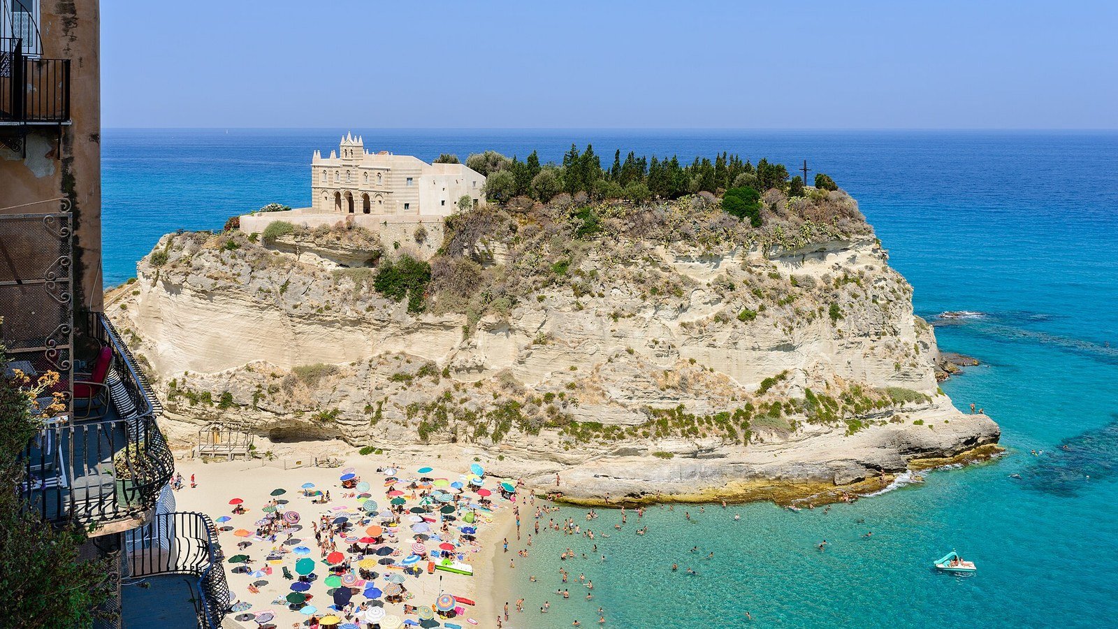 Il panorama di Tropea con il Santuario di Santa Maria dell'Isola sul promontorio