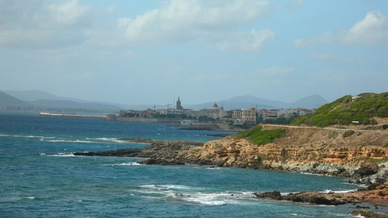 Alghero in solitaria: la città catalana sul mare