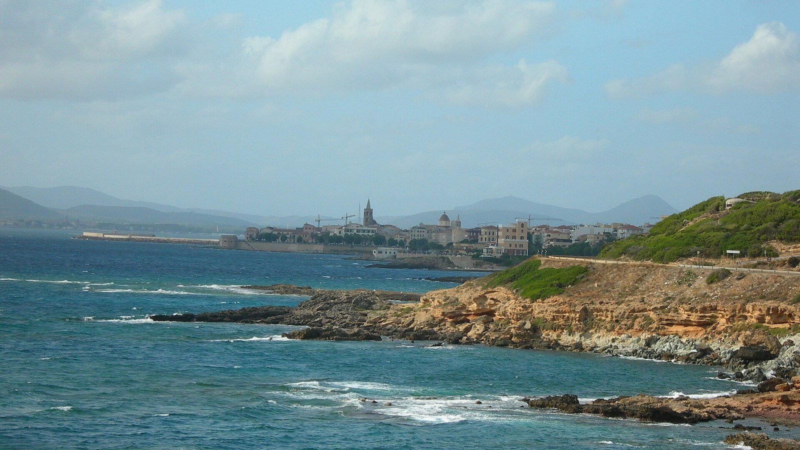 Il panorama di Alghero con la città vecchia e i bastioni sul mare