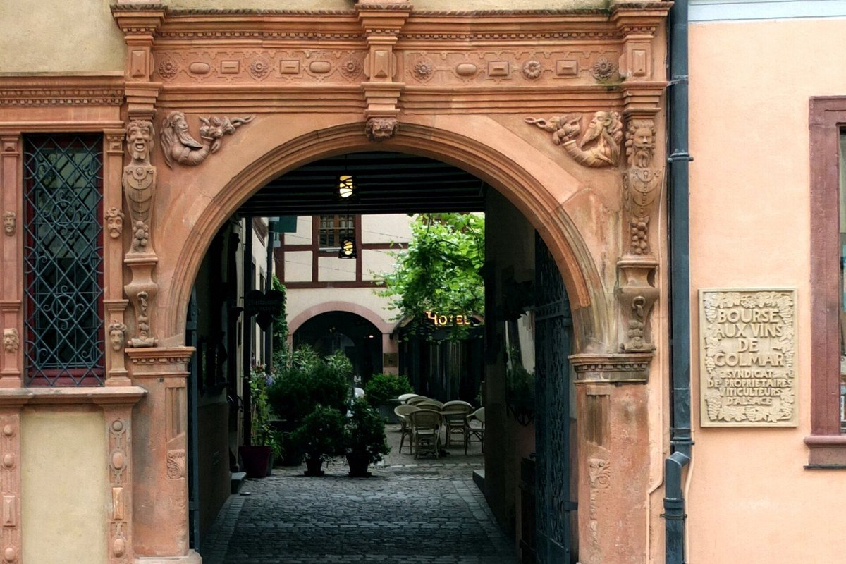 La Maison des Têtes di Colmar con le teste scolpite sulla facciata