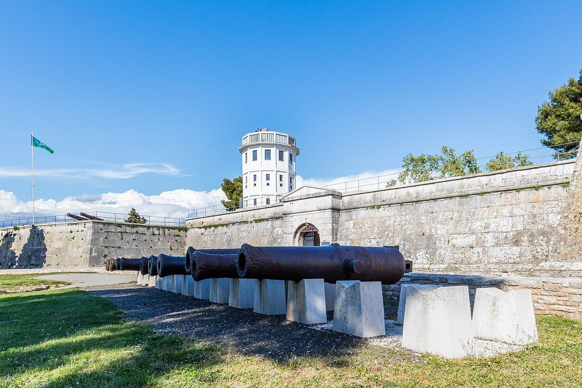 Il castello veneziano di Pola sulla collina del centro storico