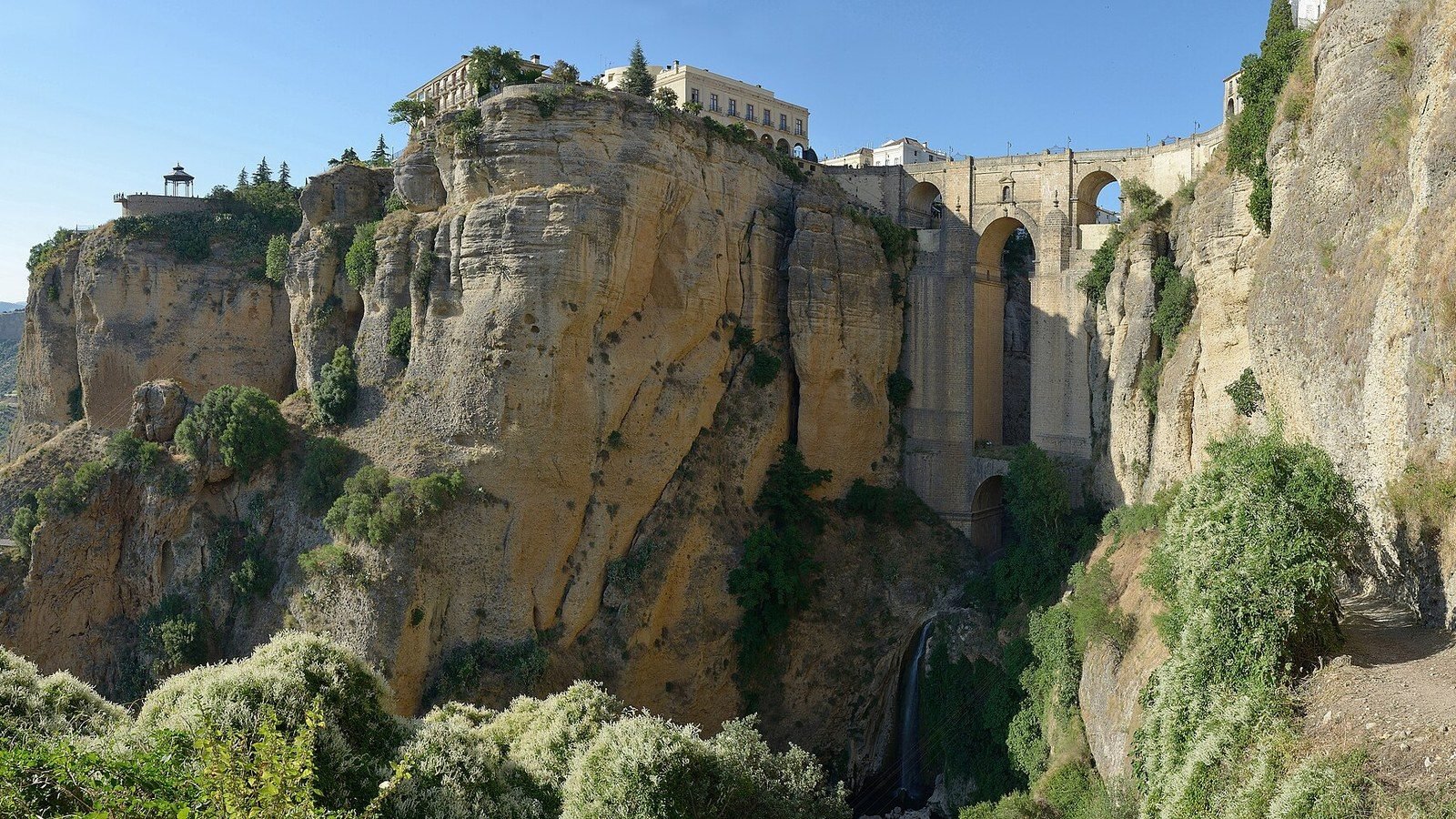 Ronda in solitaria: Puente Nuevo, Plaza de Toros e la gola di El Tajo