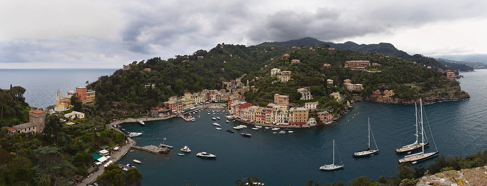 Il porto di Portofino con le case colorate