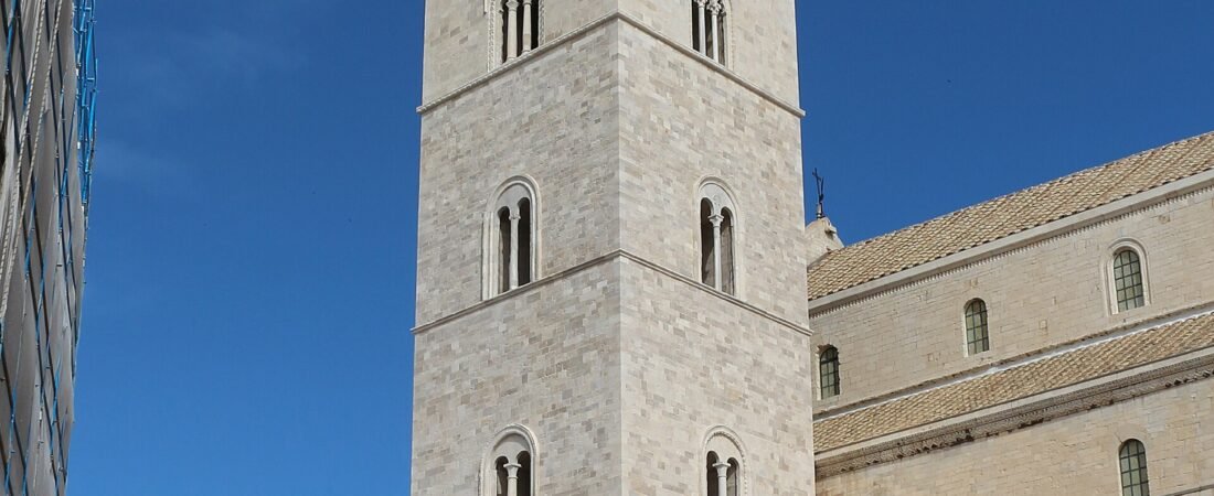 Trani in solitaria: la perla bianca dell’Adriatico