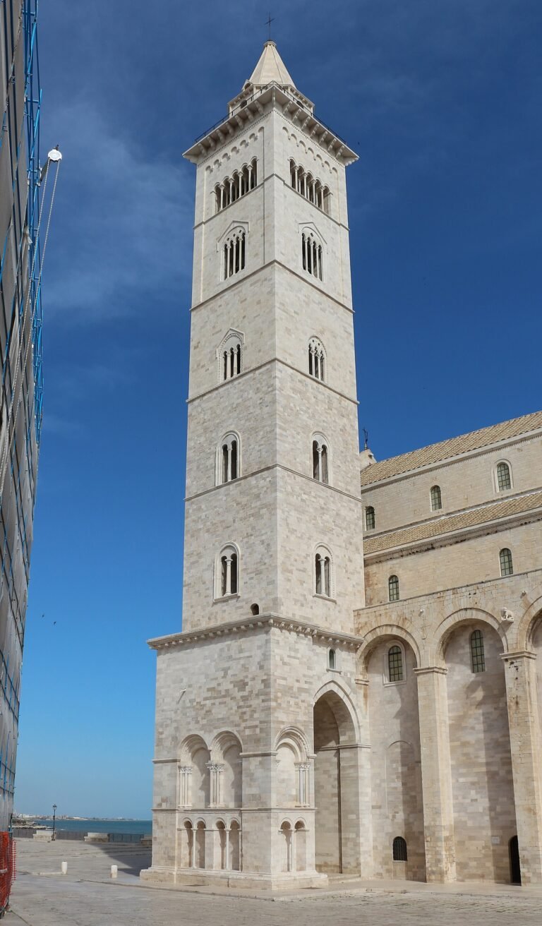 Trani in solitaria: la perla bianca dell’Adriatico