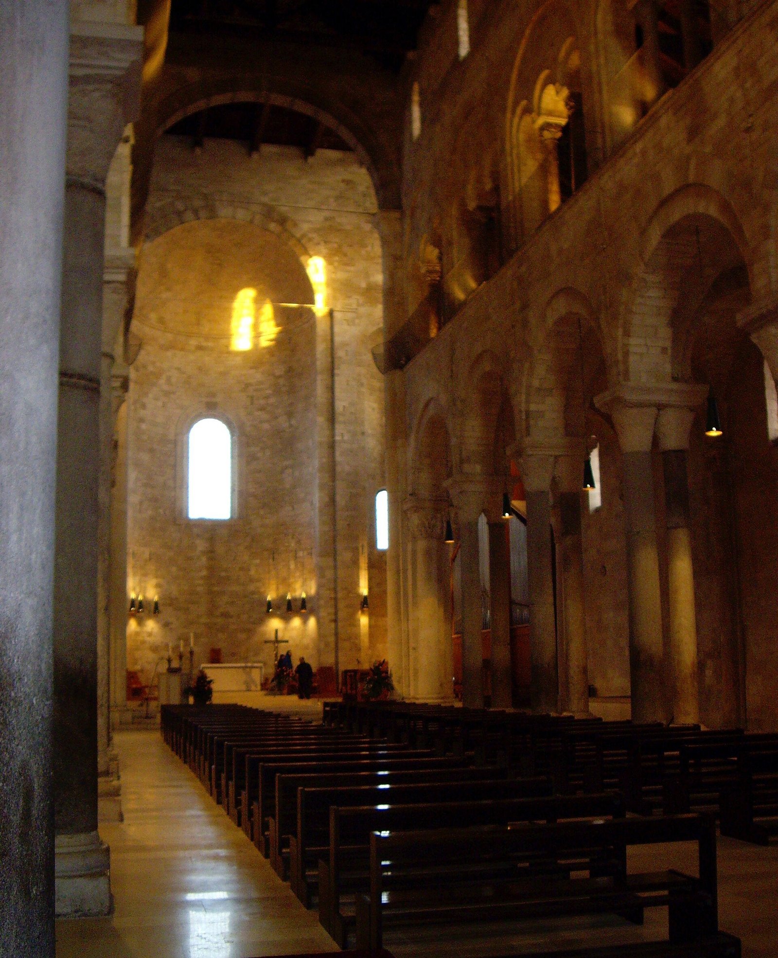 L interno della cattedrale di Trani