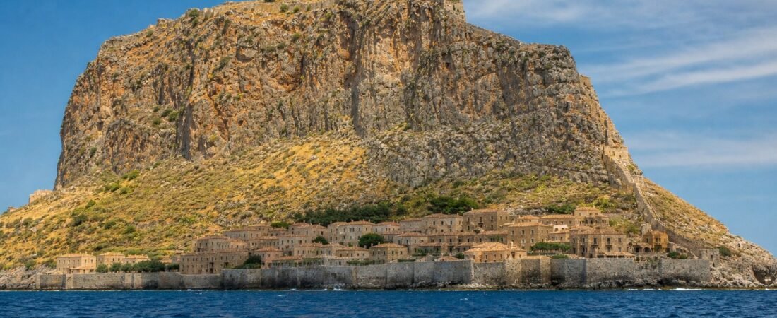 Monemvasia in solitaria: la città-rocca bizantina sul mare — guida senza auto