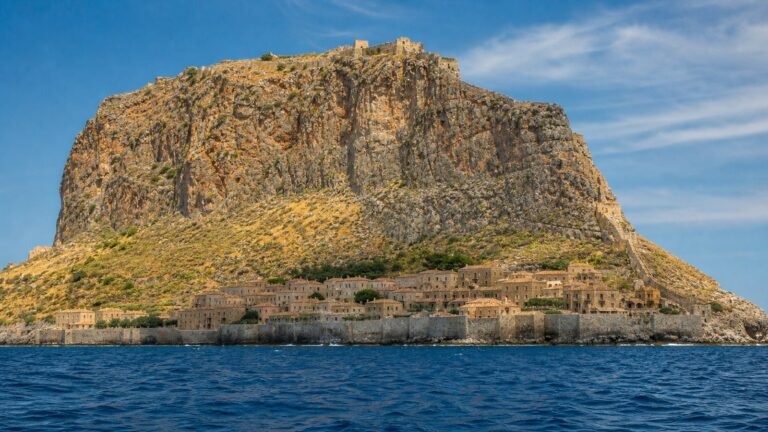 Monemvasia in solitaria: la città-rocca bizantina sul mare — guida senza auto