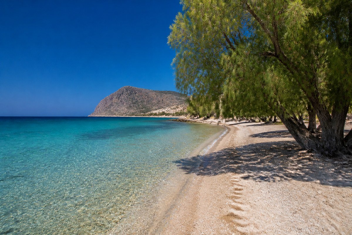 La spiaggia di sabbia fine vicino a Monemvasia con l'acqua trasparente del Mar Egeo