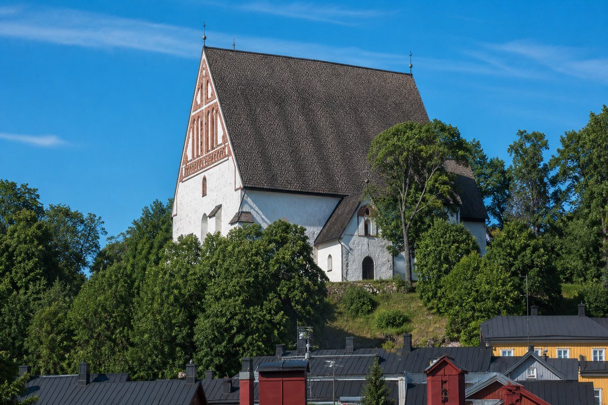 La cattedrale medievale in pietra di Porvoo vista dalla collina