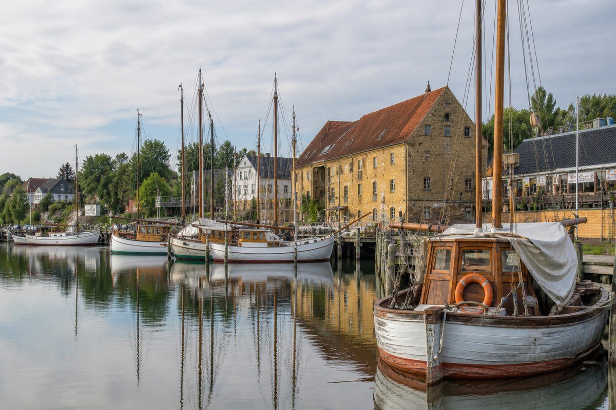 Il porto di Roskilde con le tradizionali barche in legno sul fiordo