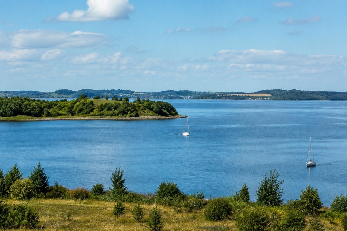 Il fiordo di Roskilde con le barche a vela e la costa verde