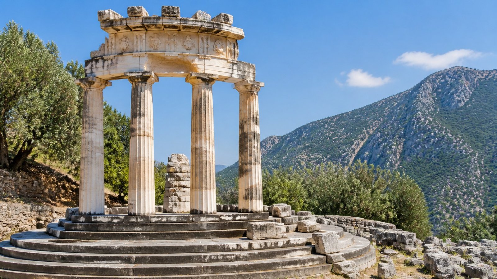 L'omphalos, l'ombelico del mondo, e i resti del Tempio di Apollo a Delfi
