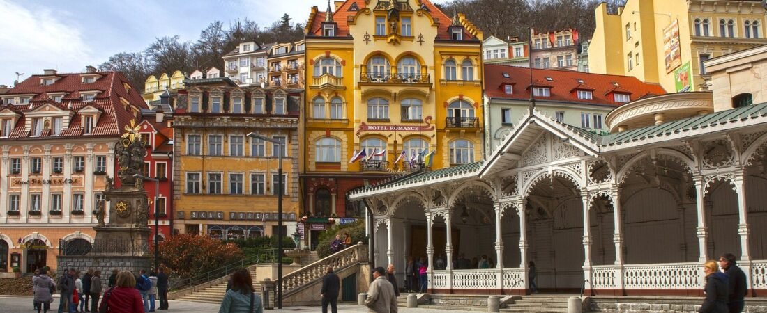 Karlovy Vary in solitaria: terme, Becherovka e colonnati