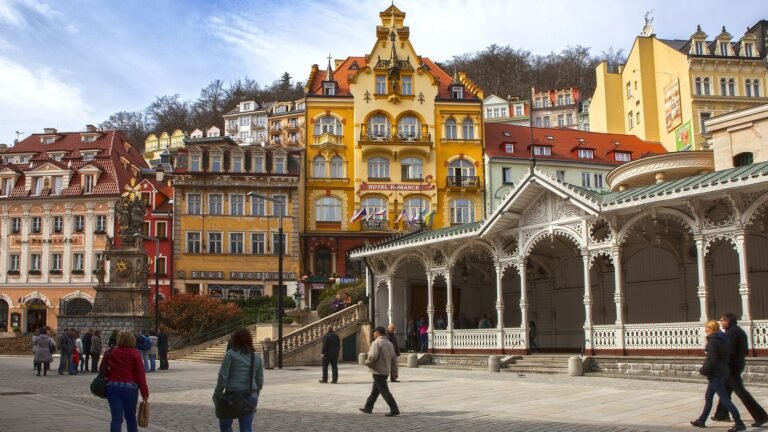 Karlovy Vary in solitaria: terme, Becherovka e colonnati