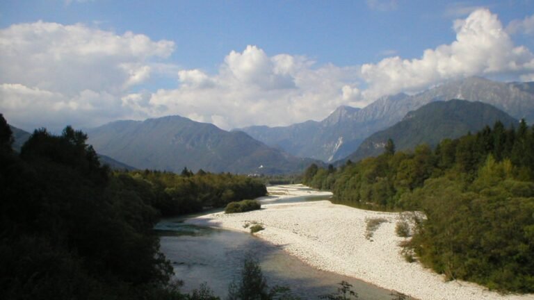 Kobarid in solitaria: storia e natura nella valle dell’Isonzo