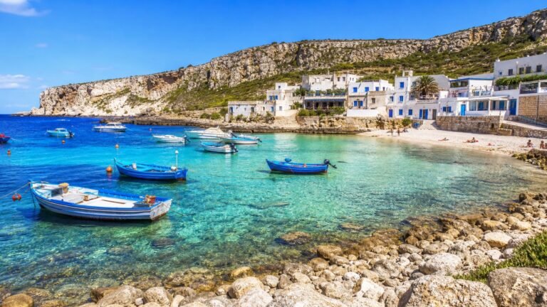 Dove dormire a Favignana: guida ai migliori quartieri e hotel