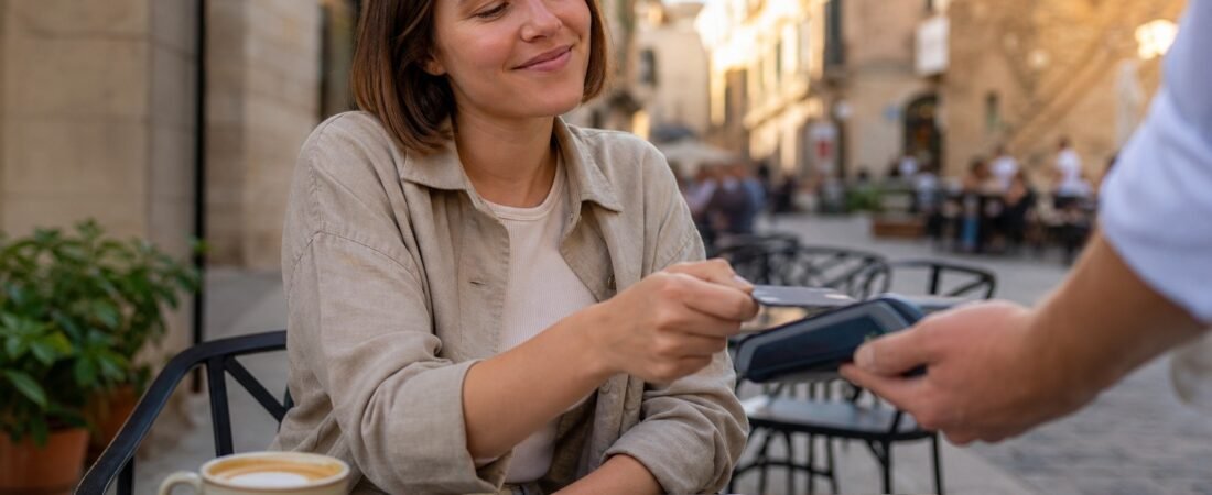 Pagamenti e prelievi all’estero: guida sicura per chi viaggia da sola