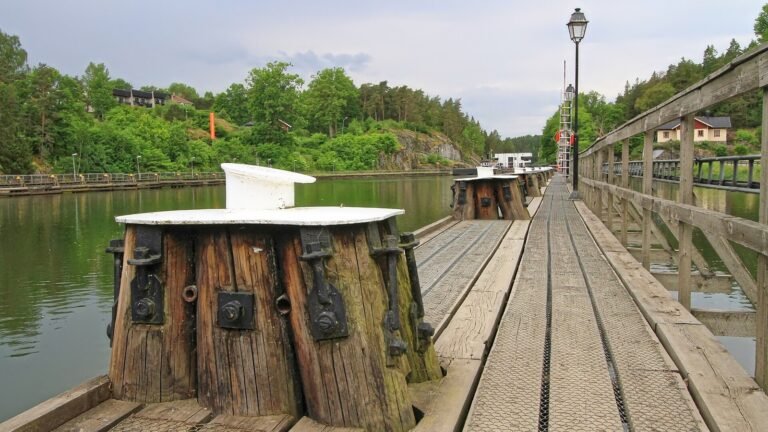 Trollhättan in solitaria: cascate, canale e industria svedese
